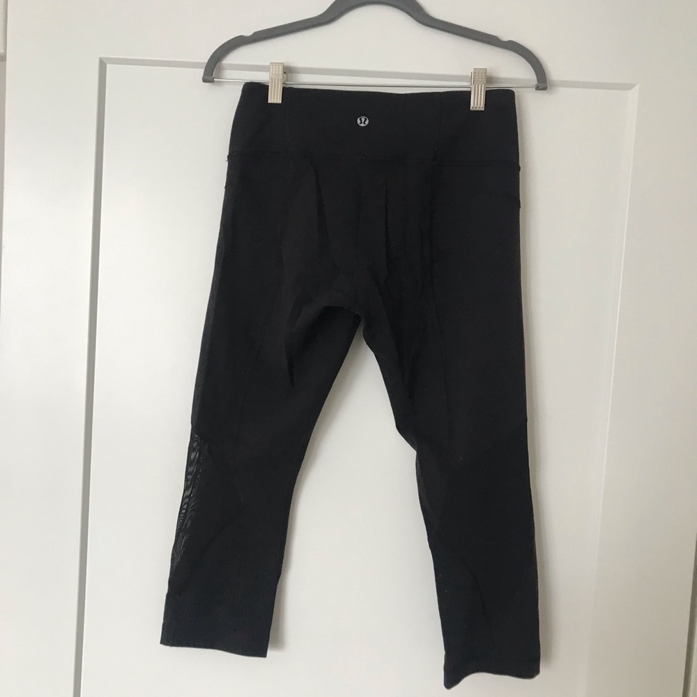 Lululemon cropped black leggings w/ mesh&laser cut